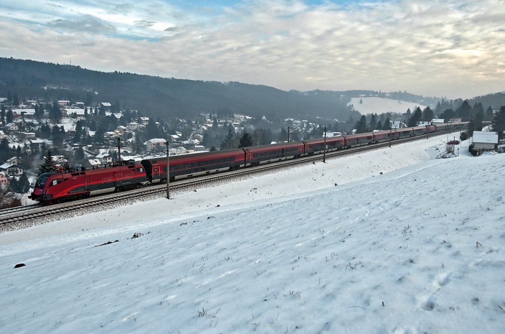 railjet 162 ist von Wien Westbf. nach Z�rich unterwegs. Die Aufnahme entstand kurz vor Eichgraben-Altlengbach, am Morgen des 19.12.2010.