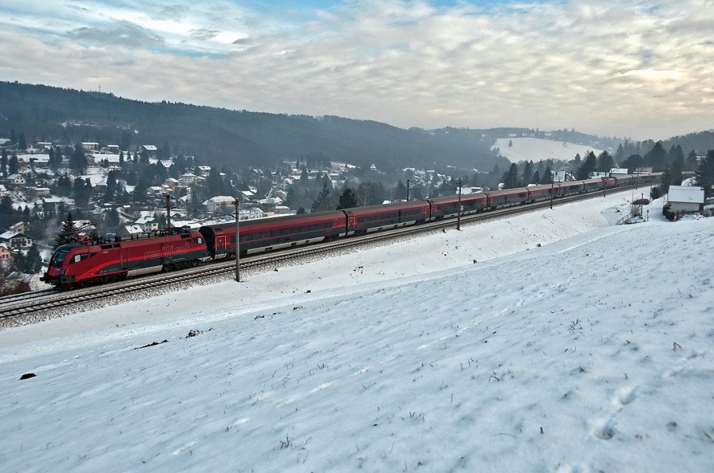railjet 162 ist von Wien Westbf. nach Zrich unterwegs. Die Aufnahme entstand kurz vor Eichgraben-Altlengbach, am Morgen des 19.12.2010.