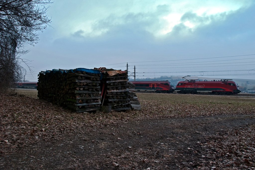 railjet 163 von Zrich hat den Groteil seiner Reise schon hinter sich gebracht und befindet sich gut 50 Kilometer vor seinem Endbahnhof Wien West. Bheimkirchen, am 17.02.2011.