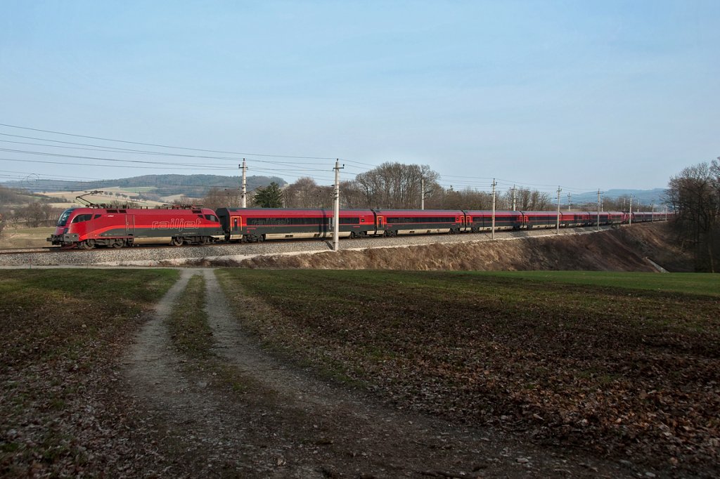 railjet 163 ist von Zrich nach Wien unterwegs. Bheimkirchen, am 25.03.2011.