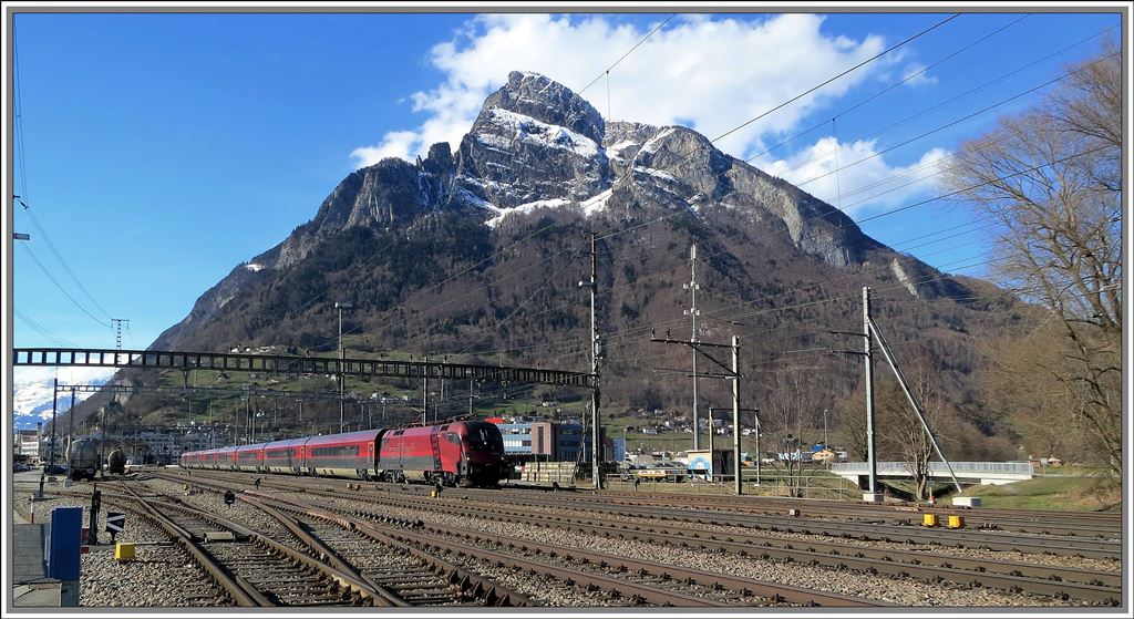 RailJet 169 nach Wien verlsst Sargans am Fusse des 1830m hohen Gonzen. (19.03.2013)