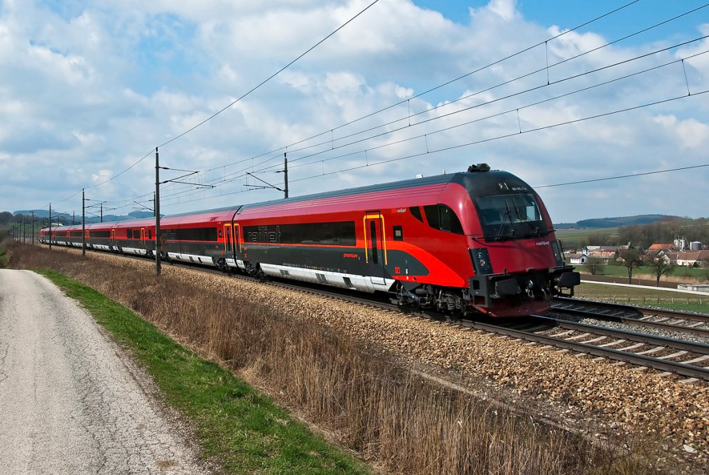 Railjet 61 (M�nchen - Budapest) am 02.04.2010, knappe 40 Kilometer vor Wien.