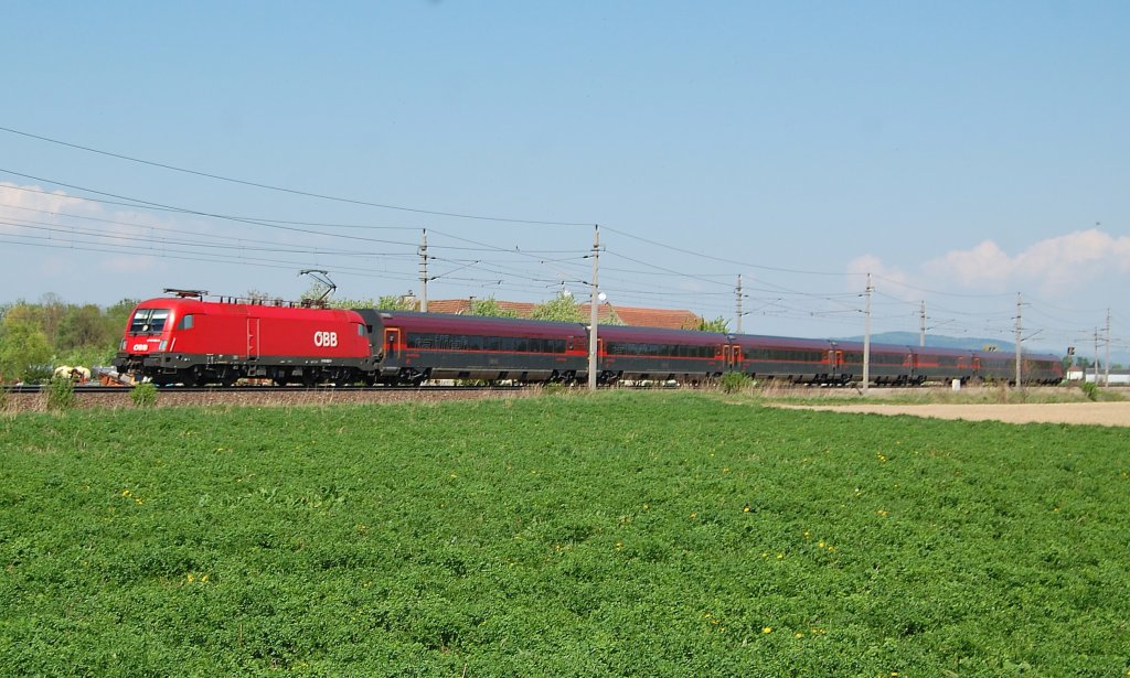 Railjet 62 war am 23.04.2011 mit der 1116 062 bespannt und
liess sich bei Oftering blicken.