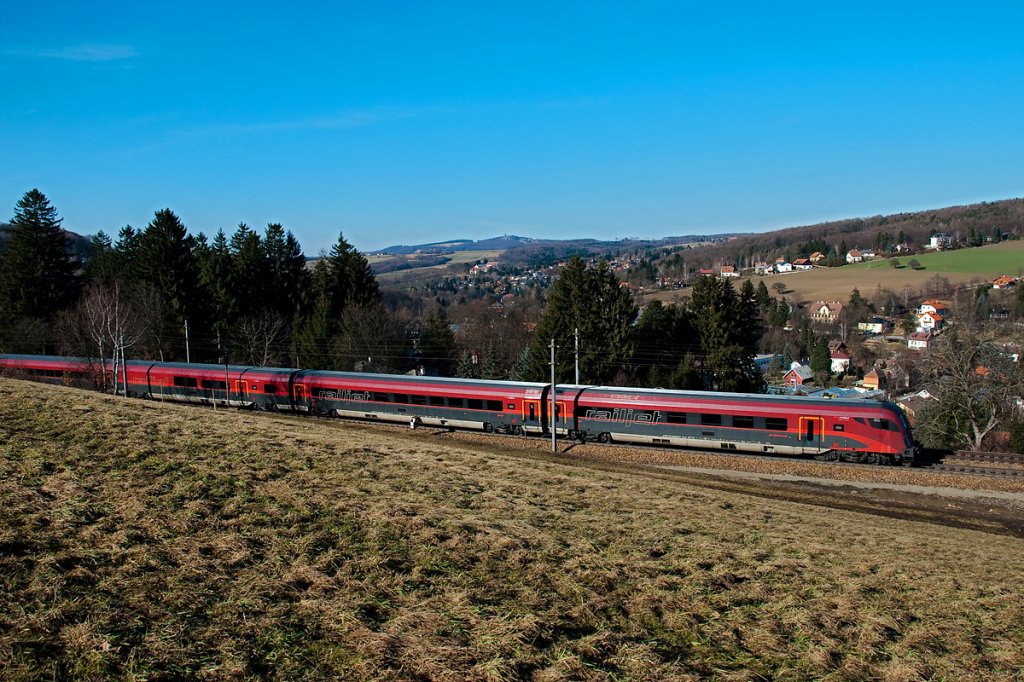 railjet 63 ist von Frankfurt nach Budapest unterwegs. Die Aufnahme entstand am 05.02.2011 zwischen Eichgraben-Altlengbach und Rekawinkel im Wienerwald.