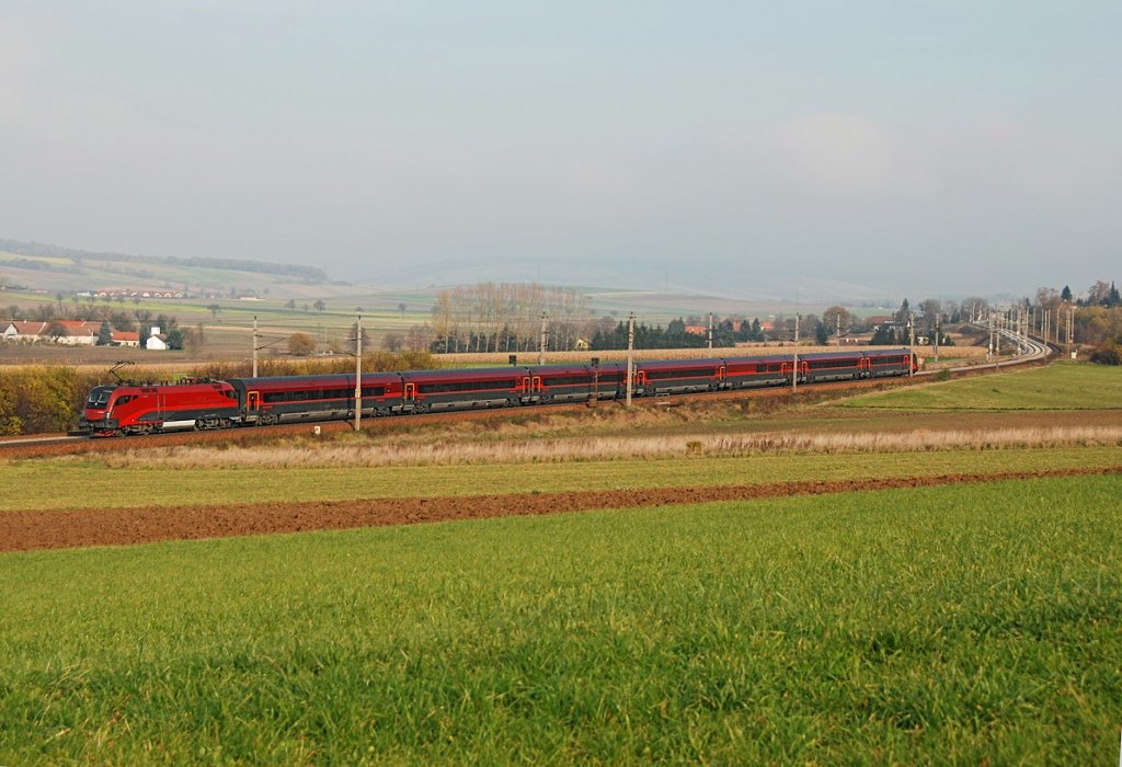 Railjet 63 von M�nchen Hbf. unterwegs nach Budapest keleti pu. Die Aufnahme entstand in Nieder�sterreich, kurz vor Neulengbach am 14.11.2009.