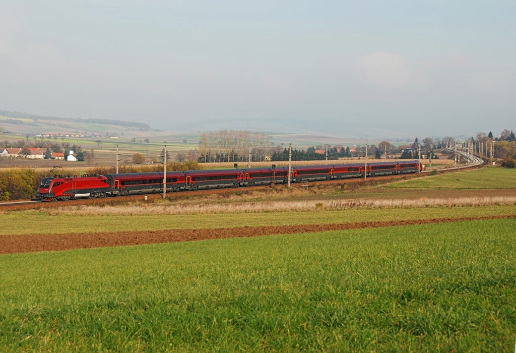 Railjet 63 von Mnchen Hbf. unterwegs nach Budapest keleti pu. Die Aufnahme entstand in Niedersterreich, kurz vor Neulengbach am 14.11.2009.