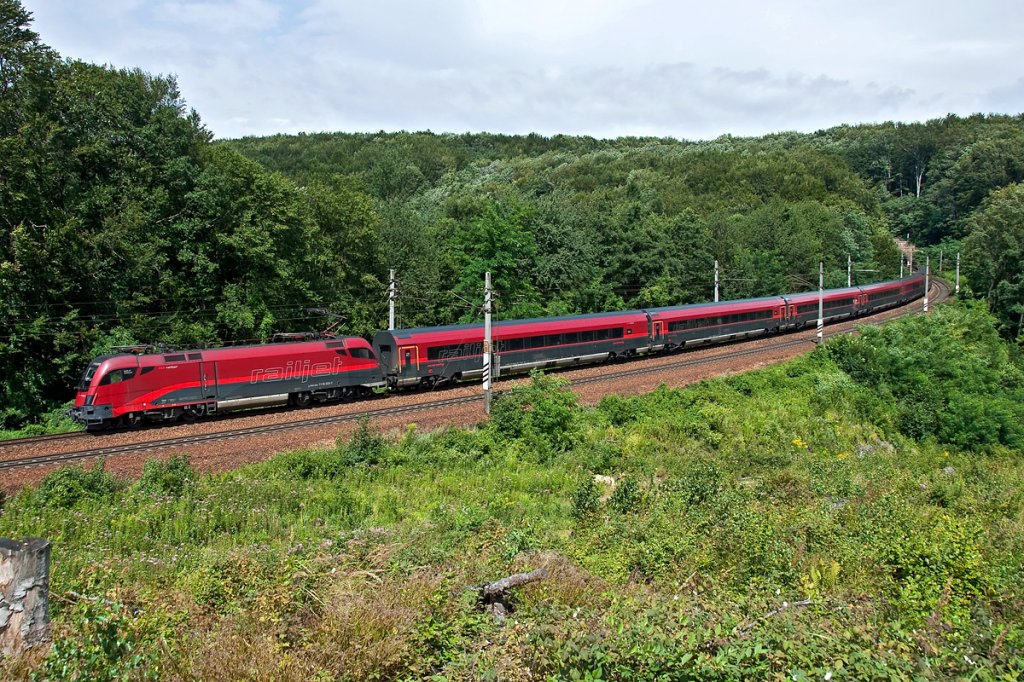 railjet 64 (Budapest - Mnchen) im tiefsten Wienerwald, am 30.07.2011 bei Eichgraben.