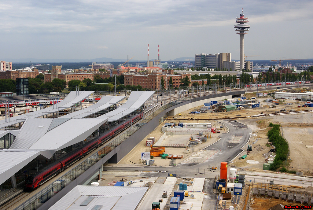 Railjet 64 passiert am 25.08.2012 auf seiner Fahrt von Budapest-Keleti pu nach Mnchen Hbf die Baustelle des zuknftigen Wiener Hauptbahnhofes.