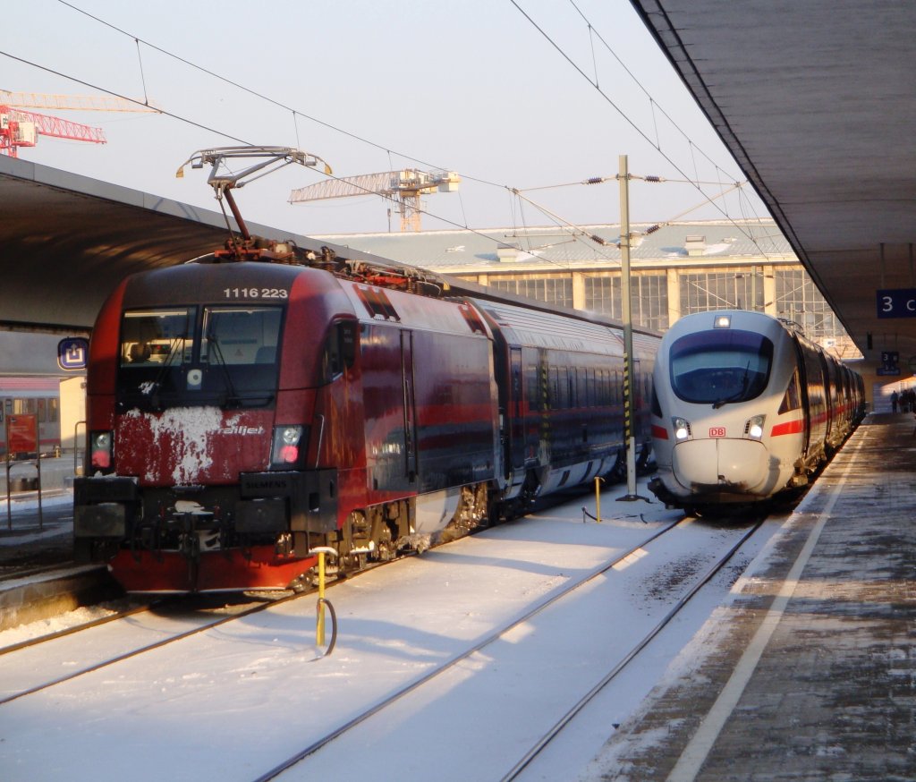 Railjet 64 Richtung M�nchen Hbf(mit schon �ber 30 Minuten Versp�tung!) und ICE 22 Richtung Dortmund warten in Wien-West 
 auf deren Abfahrt. (20.12.09)