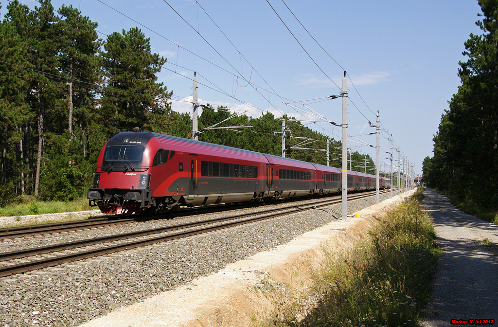 Railjet 653 verstrkt durch 2 Schleuderwagen am Zugende fhrt von Wien Meidling nach Graz. St.Egyden, 24.08.2012