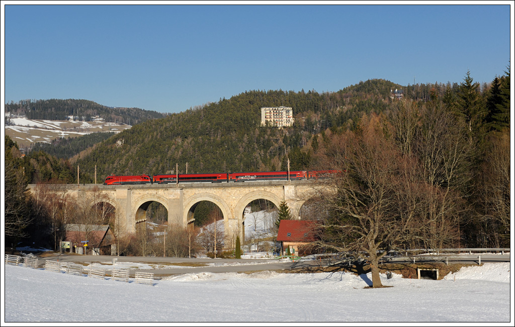 RailJet 655, der Premium-Zug der BB, der meiner Meinung nach weit von einem Premium-Zug entfernt ist, am 25.2.2012 bei der Querung des Adlitzgraben-Viadukt