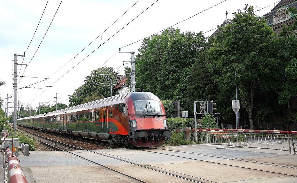 Railjet 66 (Budapest Keleti pu-Mnchen Hbf) passiert den Bahnbergang Hietzinger Hauptstrae/Wien. 28.5.10
