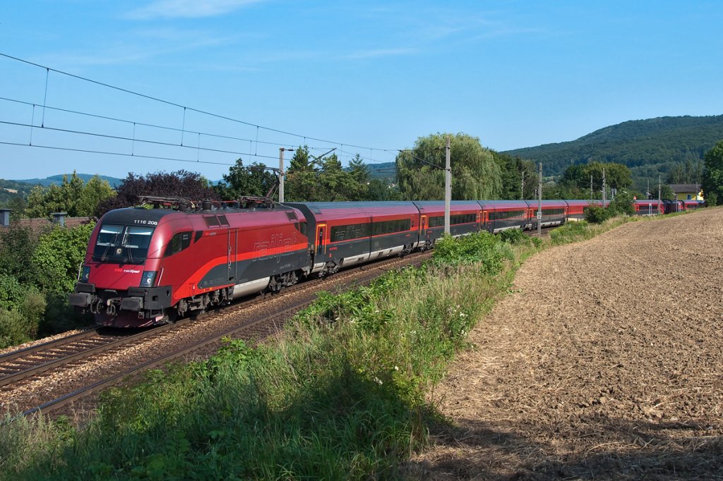 railjet 66 ist Richtung Westen unterwegs. Die Aufnahme enstand am 05.08.2012 bei Hofstatt.