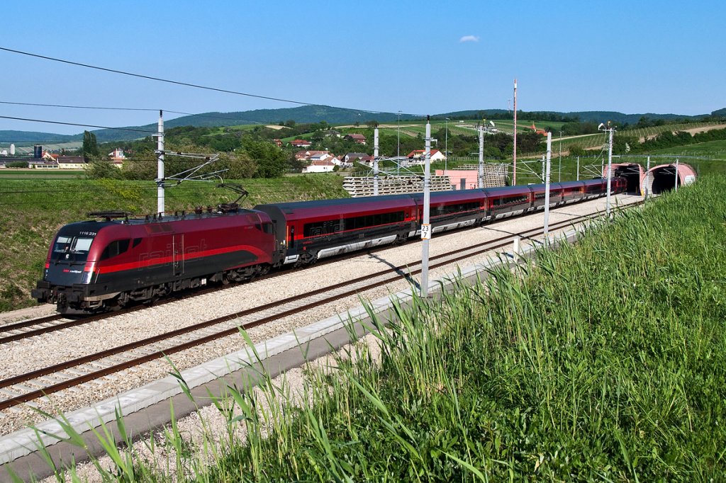Railjet 662 (Wien - Bregenz), kurz nach dem Westportal des 13,356 km Wienerwaldtunnels, rast St. Plten Hbf. entgegen. Die Aufnahme entstand am 09.05.2013 bei Chorherrn.