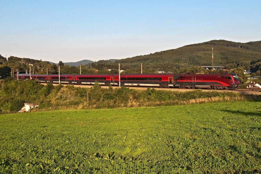 railjet 68 und railjet 762 sind bei Drrwien gemeinsam Richtung Mnchen und Innsbruck unterwegs. Die Aufnahme enstand am 17.08.2011. 