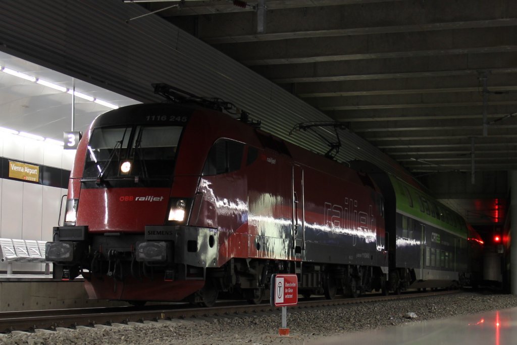 RailJet am CAT, hier zusehn ist die 1116 245 vor dem 9066 von Flughafen Wien-Schwechat nach Wien Mitte-Landstrasse; am 05.07.2012