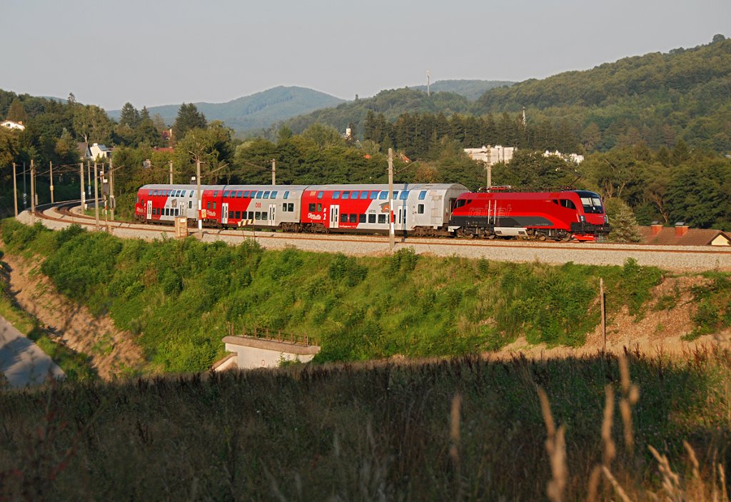 Railjet auf Abwegen. Am 19.08.2009 schiebt 1116 222  Spirit of Villach  einen Regionalzug nach Wien Westbahnhof. Die Aufnahme entstand kurz nach Drrwien.