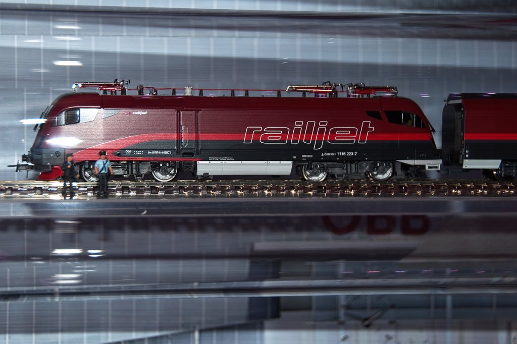 railjet einmal anders. Hier zu sehen in der Vitrine der Ausstellung im Bahnorama, fotografiert am 13.10.2012.