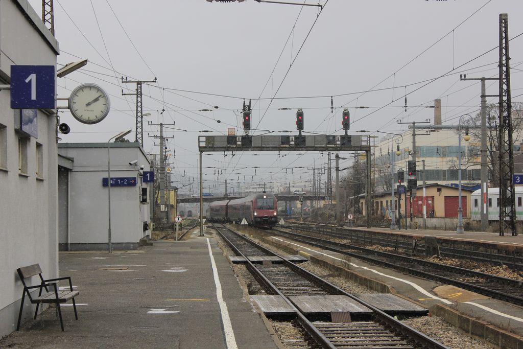 Railjet-Garnitur 7 am Weg von Budapest-Keleti nach Mnchen-Hbf auf Hhe Wien-Penzing, beim bergang von der Verbindungsbahn zur Westbahn. Knapp drei Minuten spter kommt der Zug am Wiener Westbahnhof an. Geschoben wurde der RJ am 12.1.2013 von der Stammlokomotive 1116-207.
