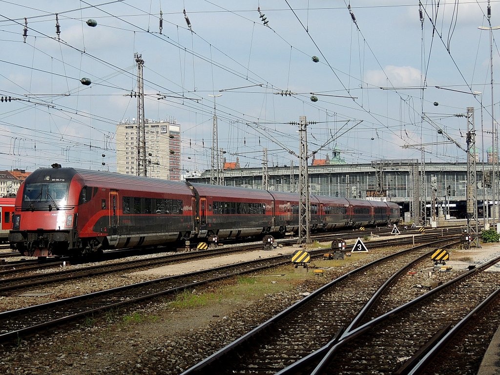 railjet-Garnitur, Zuglok 1116 215  spirit of Salzburg  und Steuerwagen 8090.715, erreicht Mnchen-Hbf.; 130607