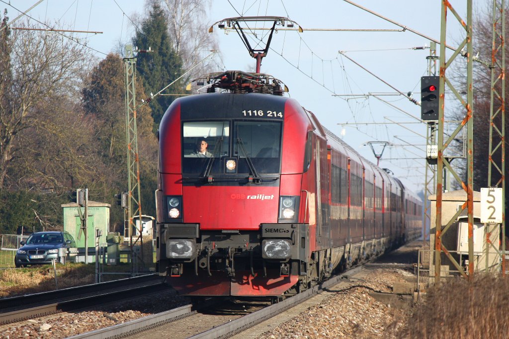 Railjet mit 1116 214 auf dem linken Gleis bei Stephanskirchen - 01/01/2013