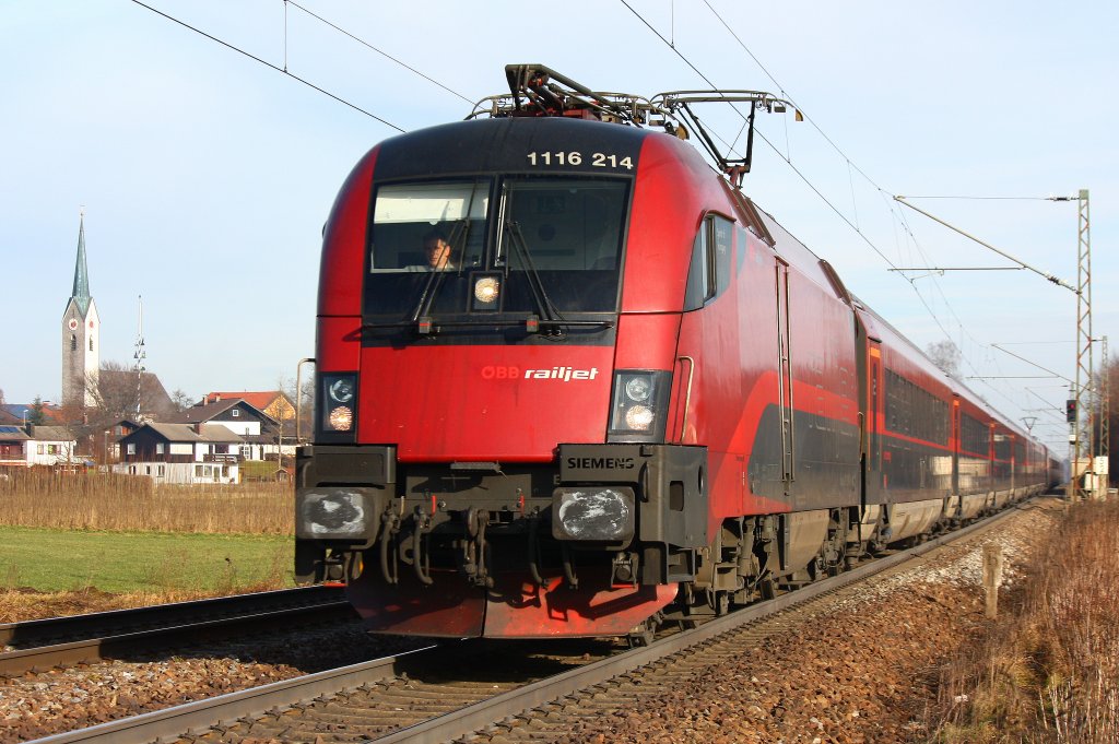 Railjet mit 1116 214 auf dem linken Gleis bei Stephanskirchen - 01/01/2013
