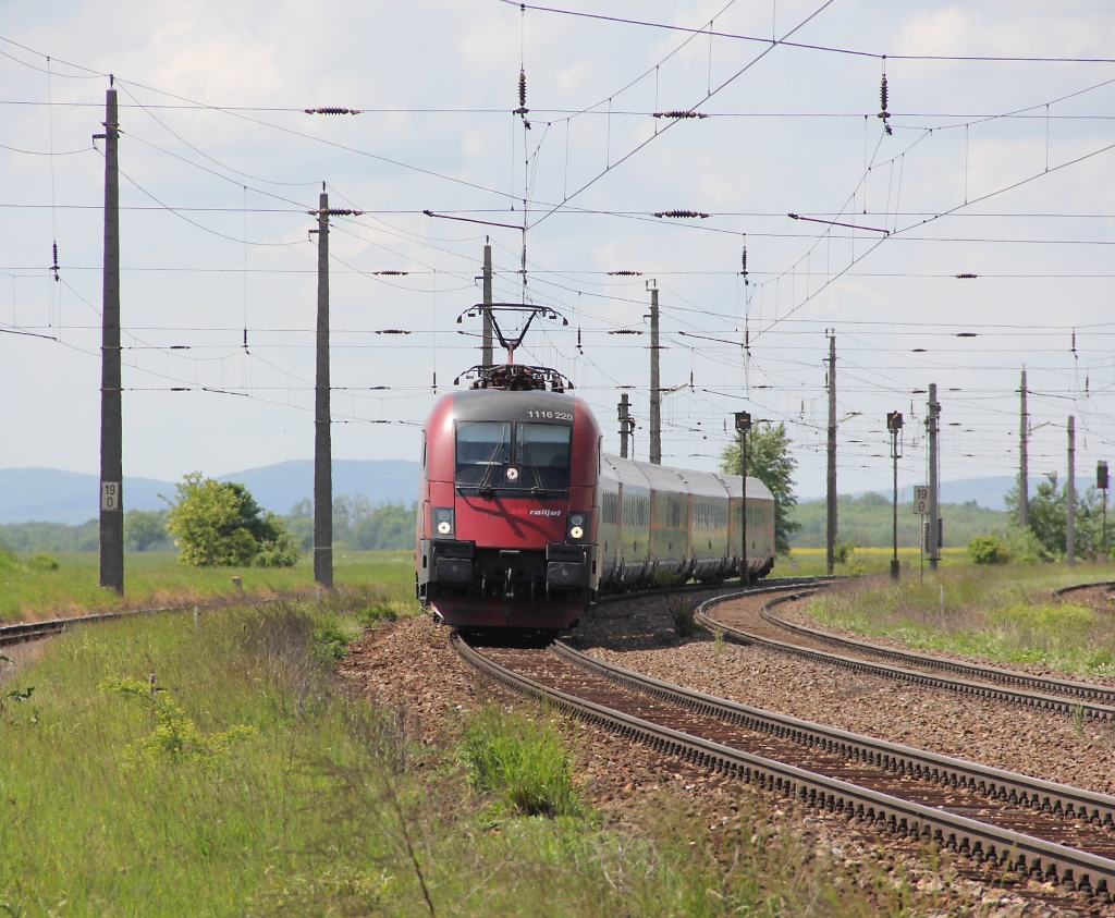 Railjet mit der ziehenden 1116 220 aus Wien kommend. Aufgenommen am 14.05.2013 in Gramatneusiedl.