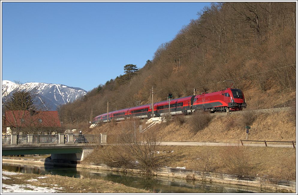 Railjet Richtung Graz/Villach bei Schlglmhl an der Semmeringbahn, 21.2.2012