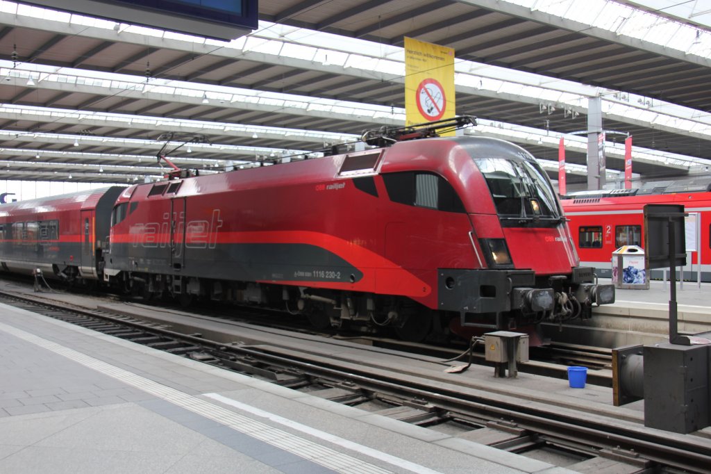 Railjet Taurus 1116 230 nach Budapest am 13.05.2012 im Mnchener Hauptbahnhof.