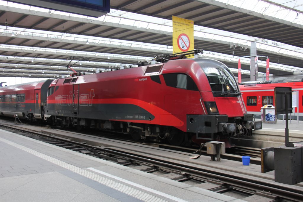 Railjet Taurus 1116 230 nach Budapest am 13.05.2012 im Mnchener Hauptbahnhof.