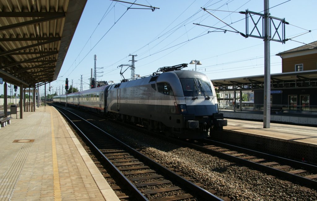  Railjet-Testlok  1016 034 fahrt gerade mit dem IC15555 von Wien Meidling in Wr.Neustadt ein. Ziel des Zuges ist Graz Hbf..