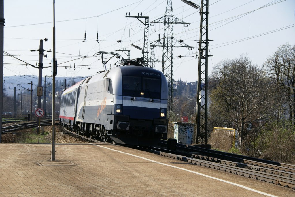  Railjet-Testtaurus -1016 034 fhrt mit einem InterCity kommend aus Salzburg in Wien Htteldorf ein. Ziel des Zuges ist Wien West. 8.4.2010