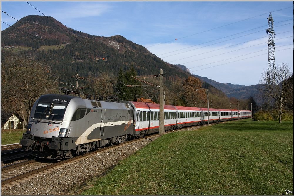 Railjet Vordesign 1016 034 fhrt mit EC 255 von Wien nach Spielfeld.
Peugen 15.11.2009