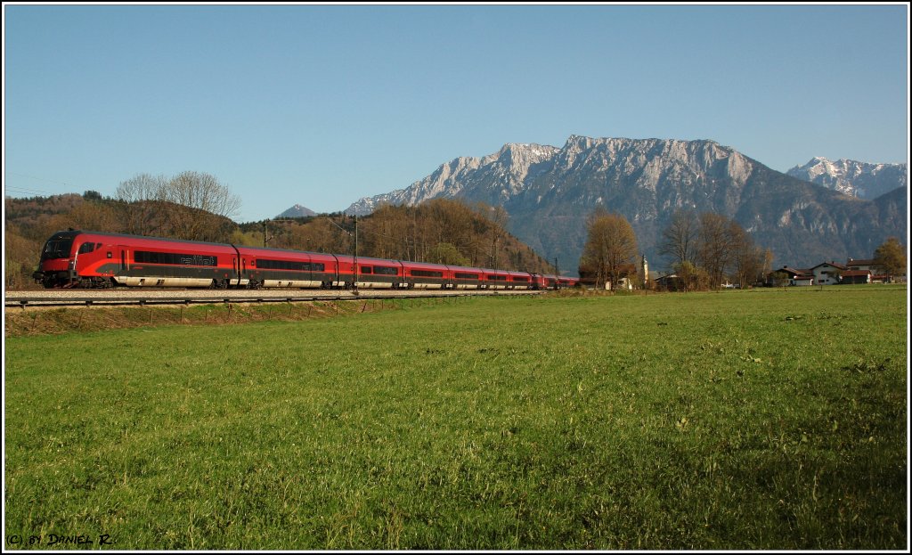 Railjet von Wien Westbahnhof mit Steuerwagen vorraus. Im Hintergrund ist sowohl der Wilde Kaiser als auch das Kloster Reiach zu sehen. (09.04.2011, Niederaudorf)