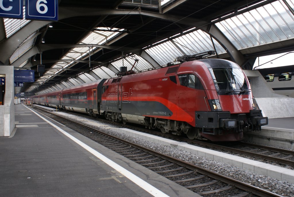 Railjet in Zrich bereit zur Abfahrt nach Wien. Gefahren wird der BB Zug in der Schweiz durch Lokpersonal von Sargans der SBB