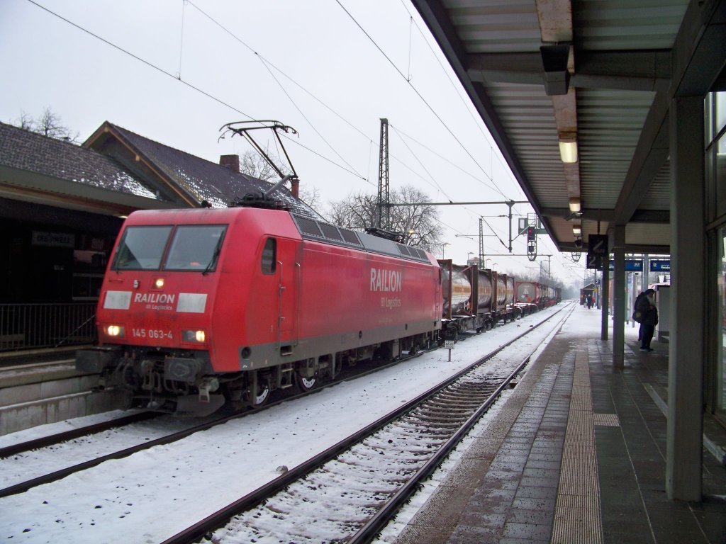 Raillon Locistics, BR 145 063-4 am Bahnhof von Buxtehude. Aufgenommen am 01.02.10.