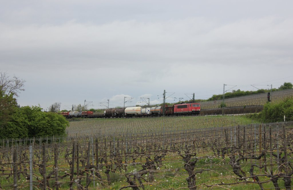 RAILON DB Logistics 155 101-9 mit einem gemischten Gterzug Richtung Wiesbaden, am 26.04.2012 bei Hattenheim.