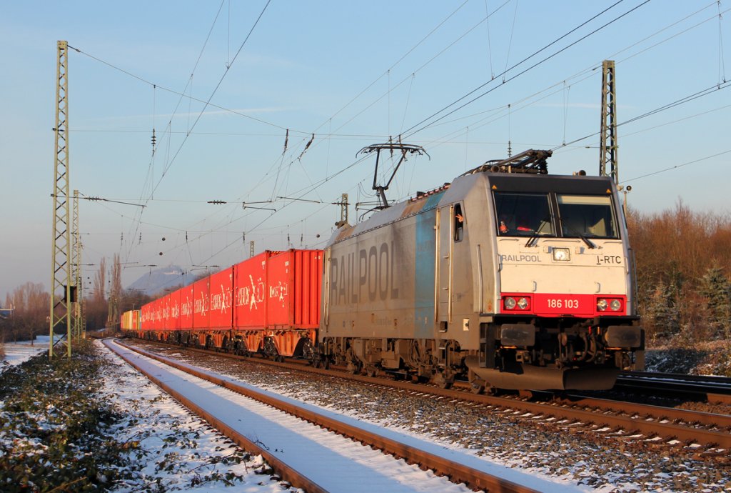 Railpool / RTC 186 103 in Unkel am 08.12.2012, Gru an den Tf !