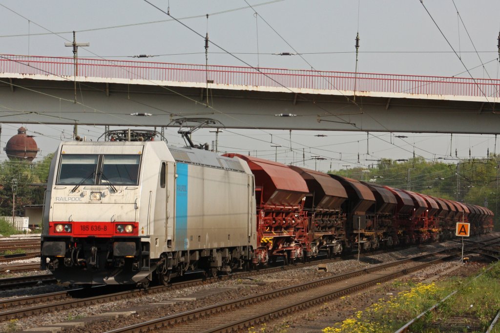 Railpool 185 636-8 am 21.4.11 mit einem Gterzug aus Duisburg-Ruhrort Hafen bei der Durchfahrt durch Duisburg-Entenfang.