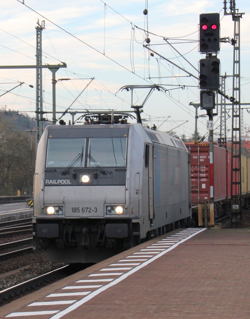 Railpool 185 672 zieht am 09.11.2012 einen Containerzug durch Fulda.