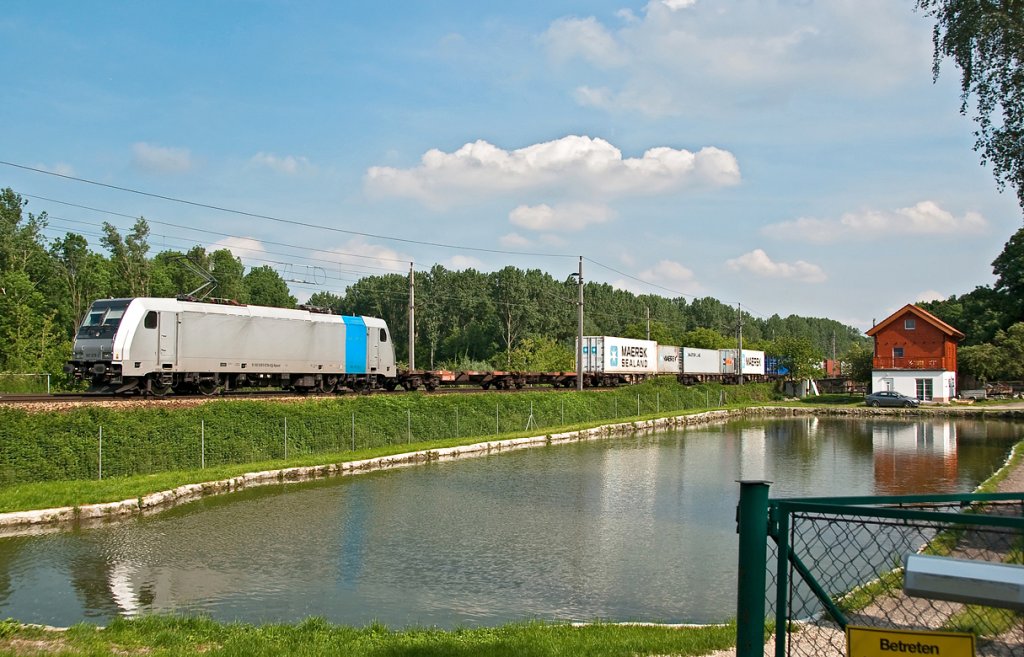 Railpool 185 678 mit einem Containerzug Richtung Westen, am 28.05.2010 kurz vor Kritzendorf.
