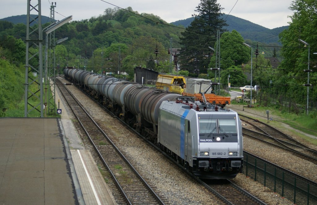 Railpool 185 682 zieht einen Kesselwagenganzzug durch den Bahnhof Tullnerbach-Pressbaum in Richtung St.Plten. 15.5.2010