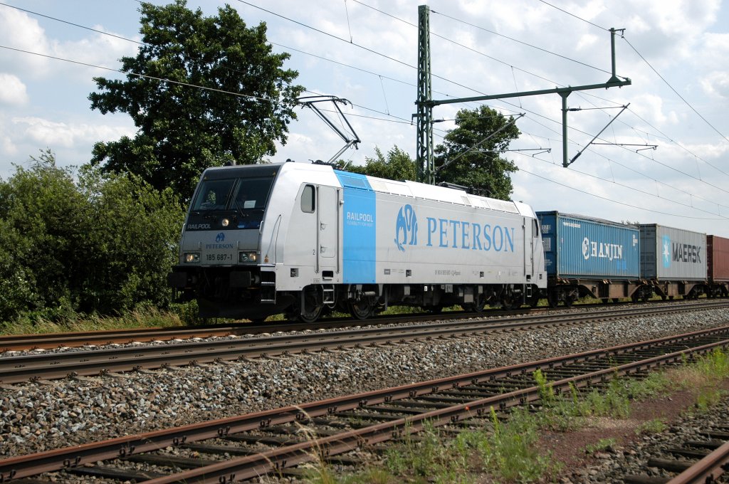 Railpool 185 687, vermietet an Peterson Rail, befindet sich am 30.06.12 sdl. von Diepholz mit einem KLV-Zug auf der Fahrt in Richtung Bremen.