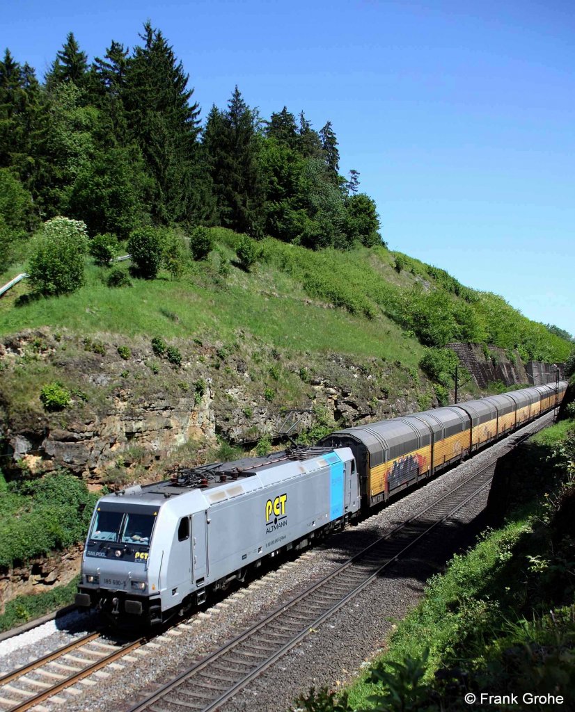 Railpool 185 690-5 mit Aufschrift PCT Altmann vor Ganzzug Richtung Nrnberg, KBS 880 Passau - Nrnberg, fotografiert bei Kleinalfalterbach am 25.05.2012 --> PCT = Private Car Train - GmbH ist das eigene Eisenbahnunternehemn der ARS Altmann AG, einem mittelstndischen Unternehmen der Automobillogistik aus Wolnzach
