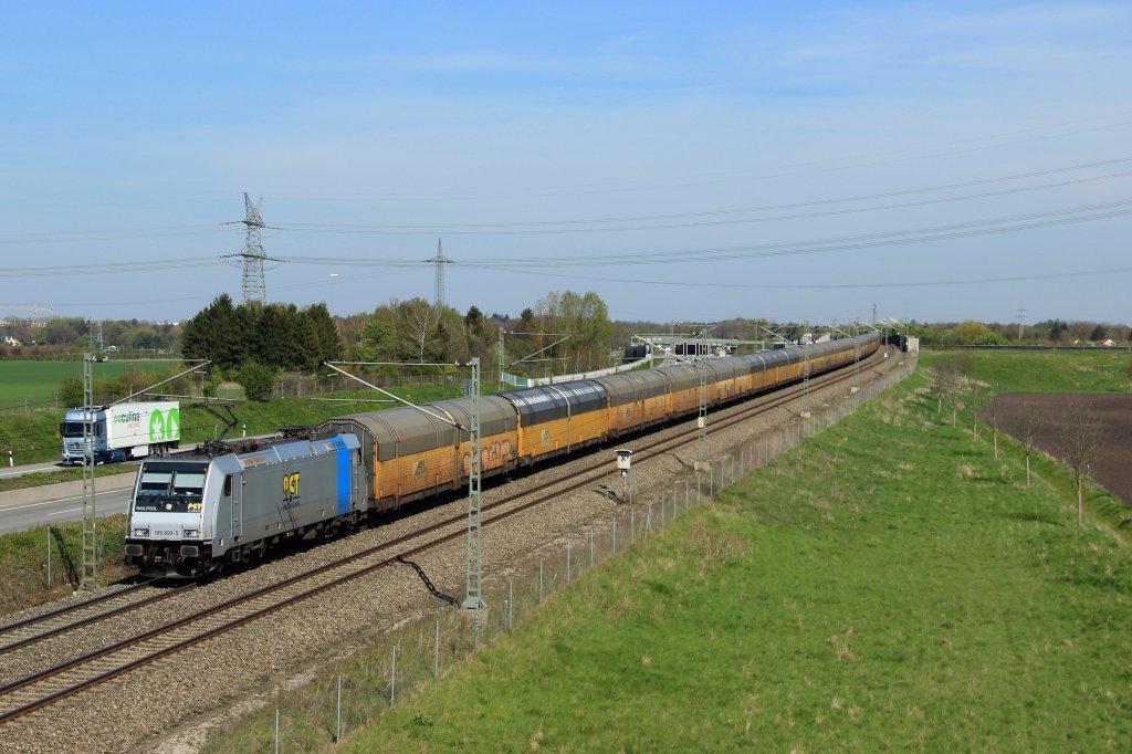 Railpool 185 690-5 zieht einen PCT Altmann Autozug aus Mnchen Nord in Richtung Augsburg.
Festgehalten bei der Eschenrieder Spange am 26.04.12