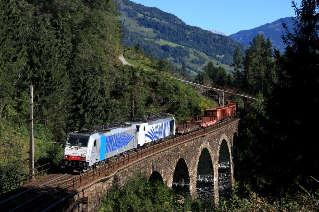 Railpool 186 102-0, vermietet an Lokomotion und Lokomotion 189 917 ziehen am 28.08.12 einen Schrottzug ber das Hundsdorfer Viadukt bei Bad Hofgastein.