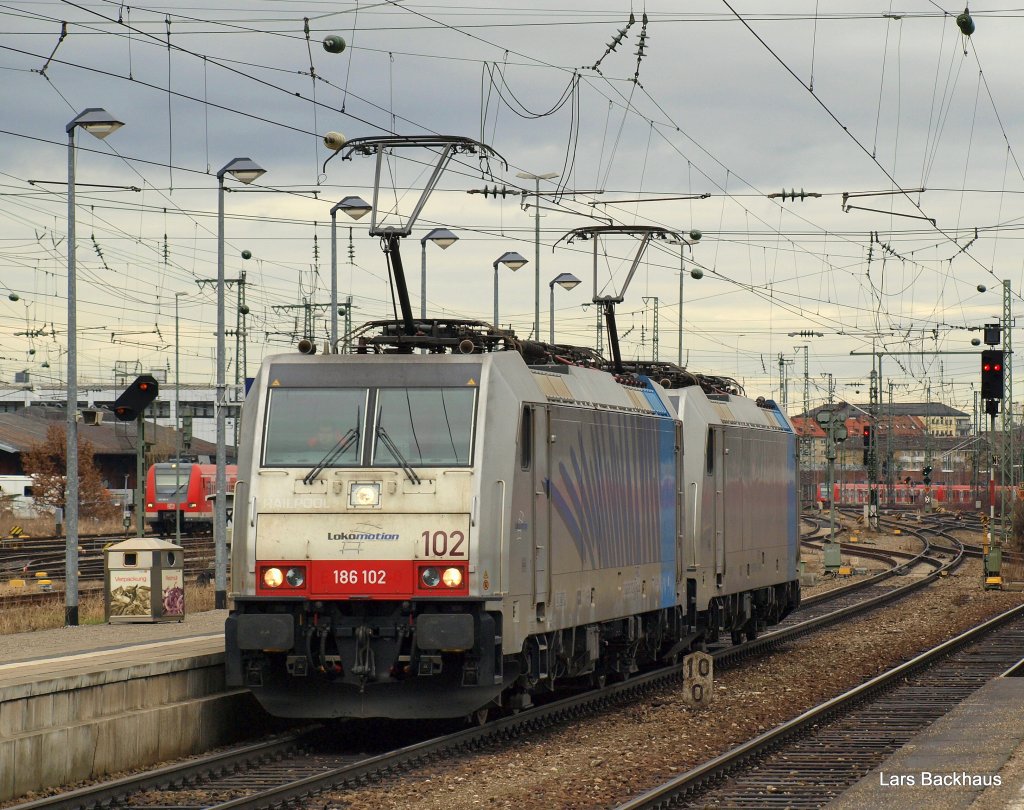 RAILPOOL 186 102 und 186 109 eilen als Lz aus MOR durch Mnchen-Ost Richtung Mnchen-Pasing. Aufgenommen am 21.03.10.