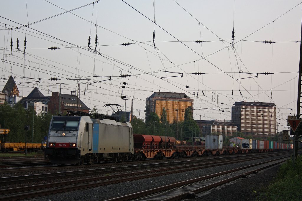 Railpool 186 104 (i.E.fr RTB) am 22.5.12 mit einem Containerzug in Dsseldorf-Rath.