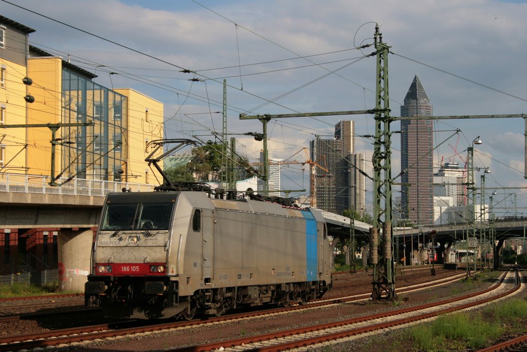 Railpool 186 105 als Tfzf in der berholung in Frankfurt(Main)West in Richtung Gieen. 25.08.10