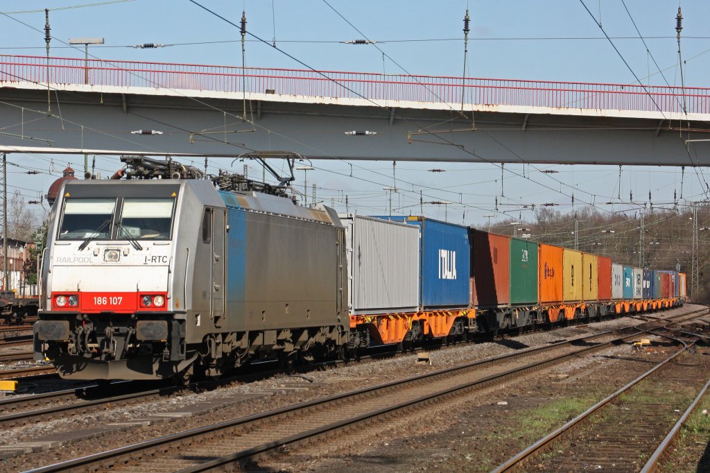 Railpool 186 107 zieht am 19.3.11 einen Containerzug durch Duisburg-Entenfang.